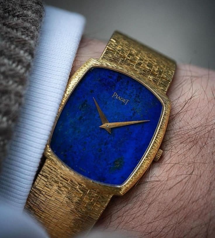 Montre Piaget en or jaune à cadran en lapis-lazuli, portée au poignet